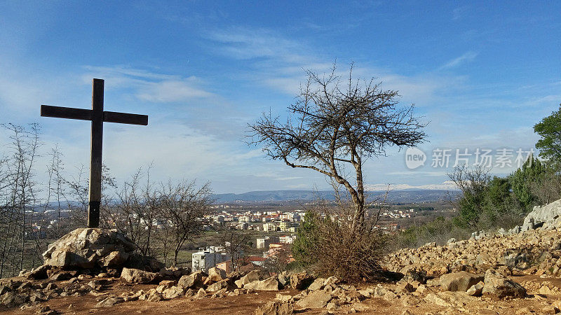 波黑Medjugorje Podbrdo山幽灵山上的木十字架